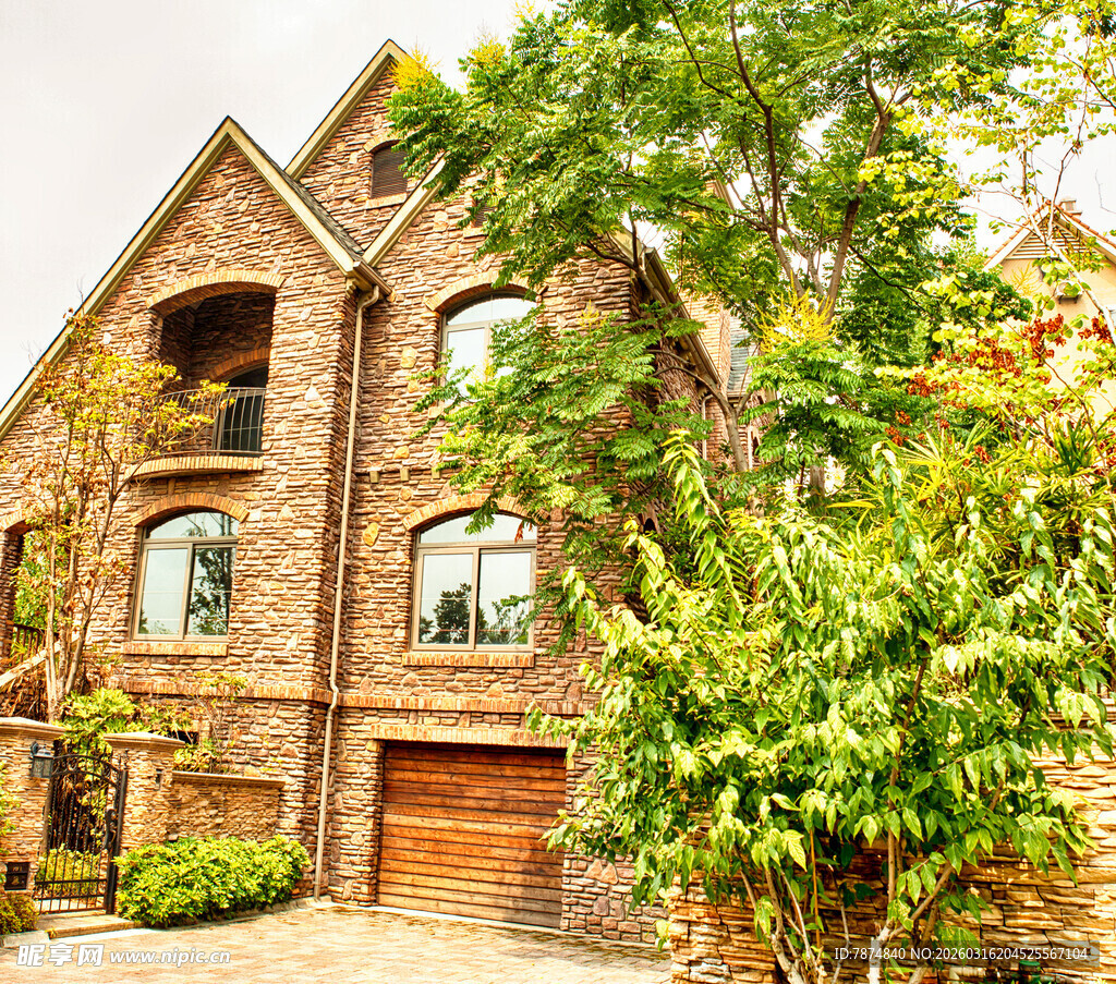 古朴砖房被绿植环绕