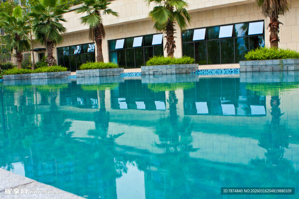 豪华酒店室外清澈游泳池