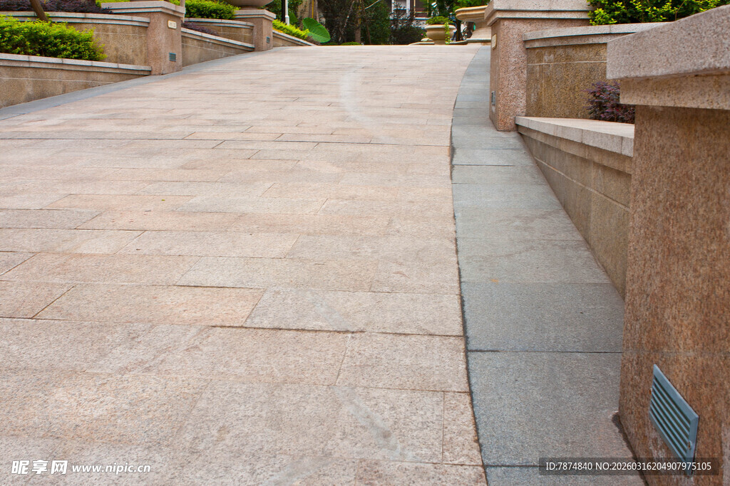 户外石质铺设的宽敞步道