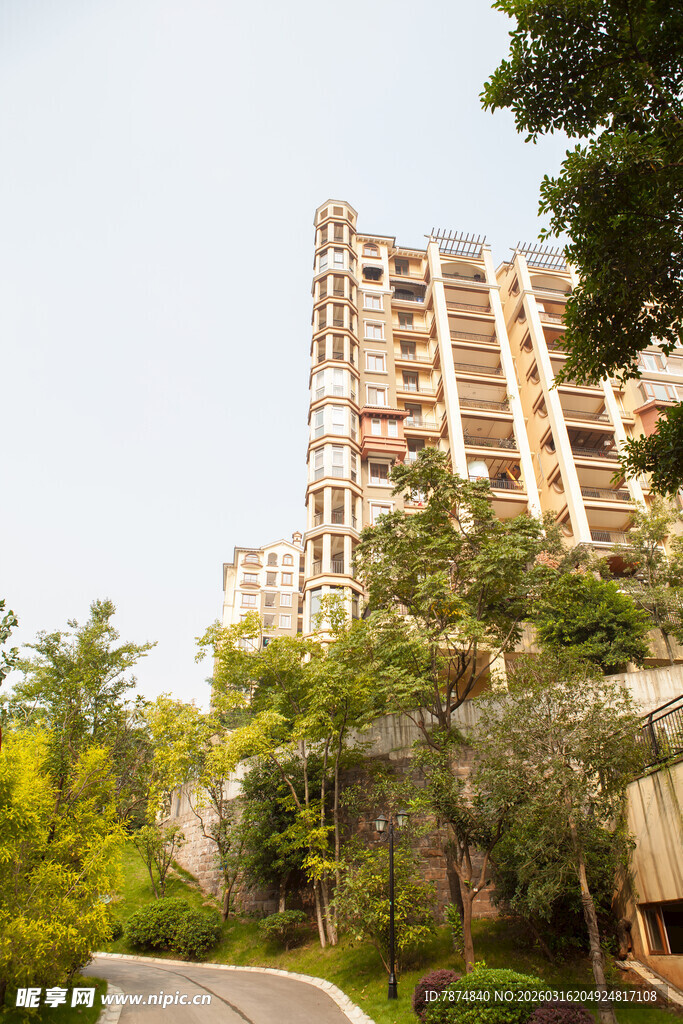 绿树环绕的高层住宅楼