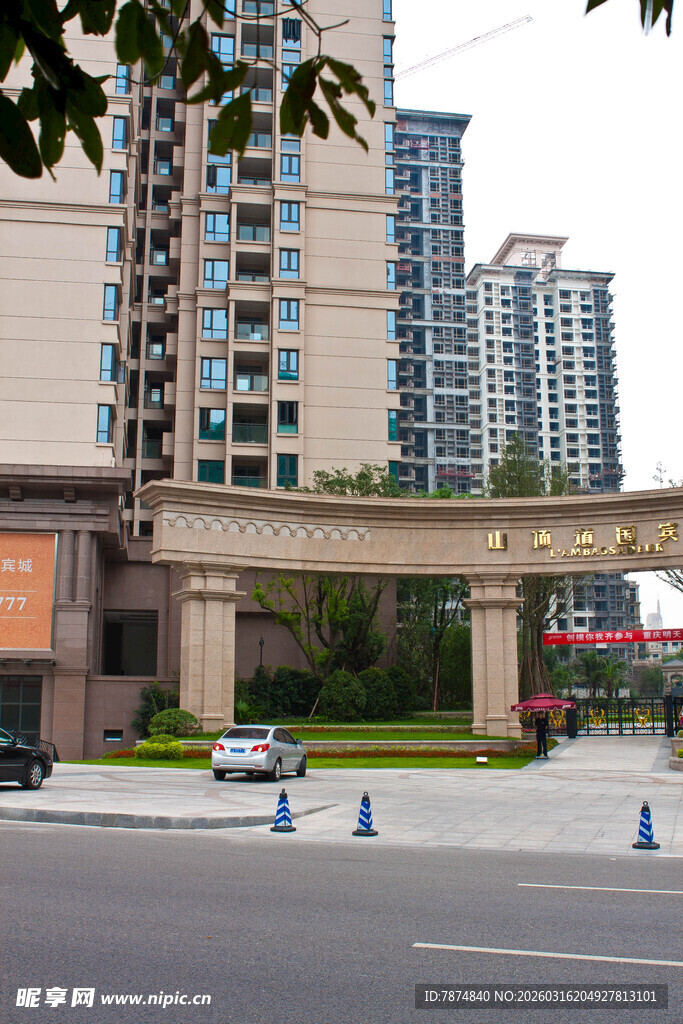 小区入口处的现代建筑景观