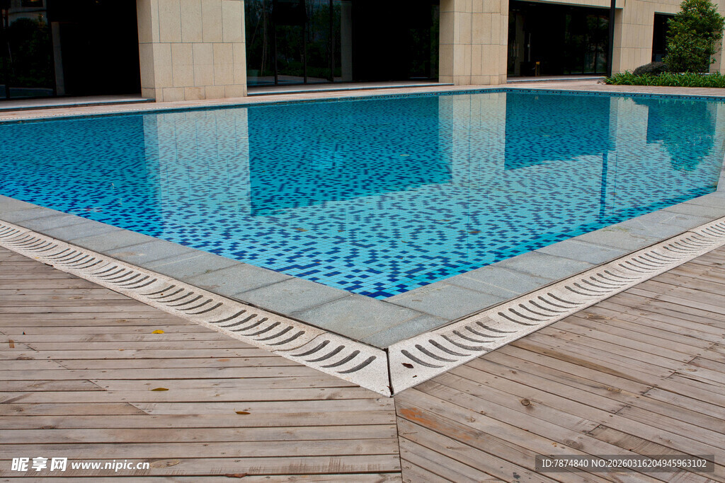 户外木质平台边的蓝色泳池