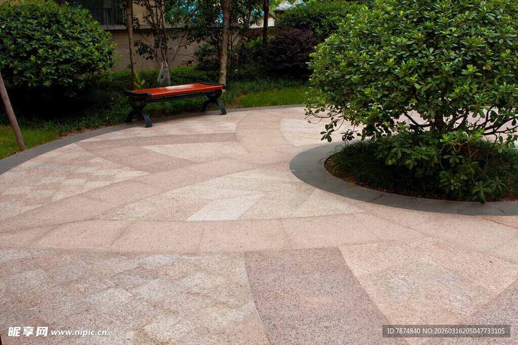 庭院中的石板小径与绿植