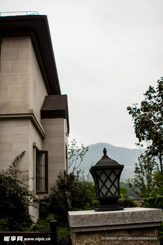 欧式别墅旁的古典景观灯