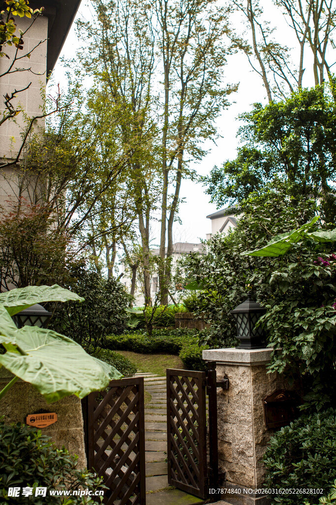 庭院绿植环绕的古朴院门