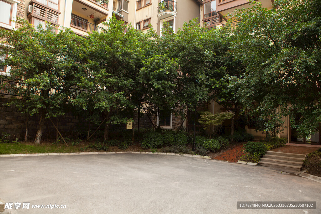 小区内绿树环绕的休闲空地