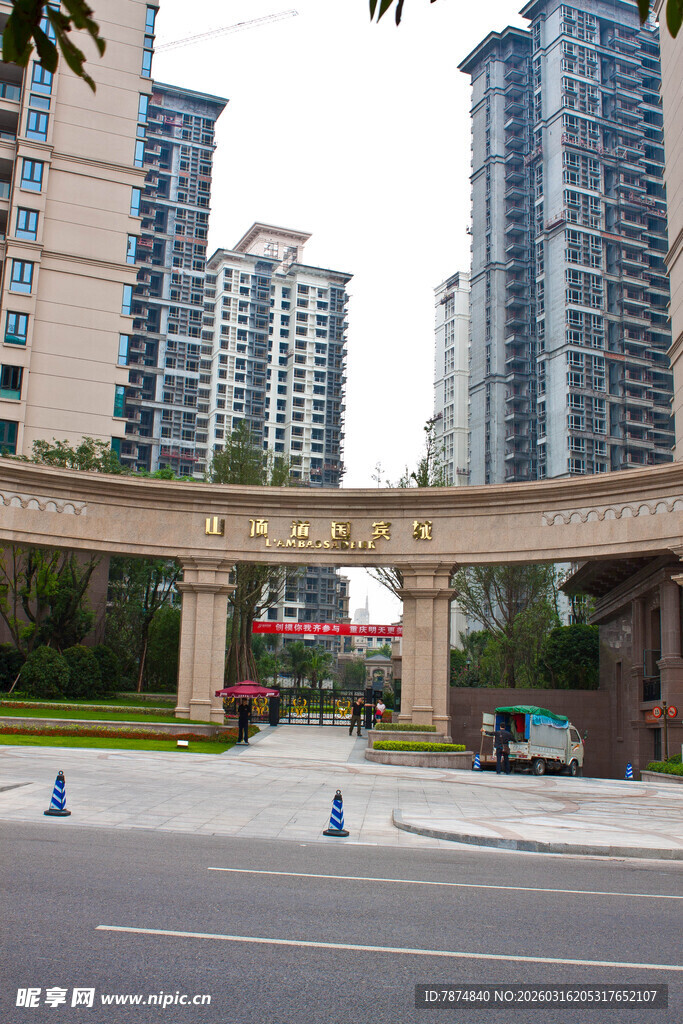 城市中的过街天桥与高楼