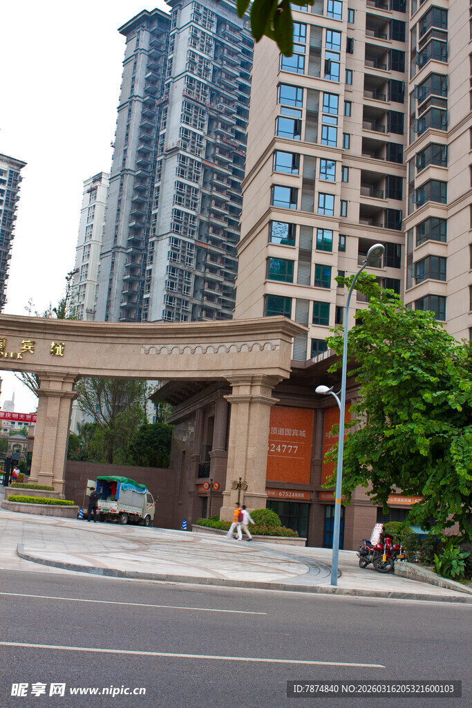 城市中高楼间的过街天桥