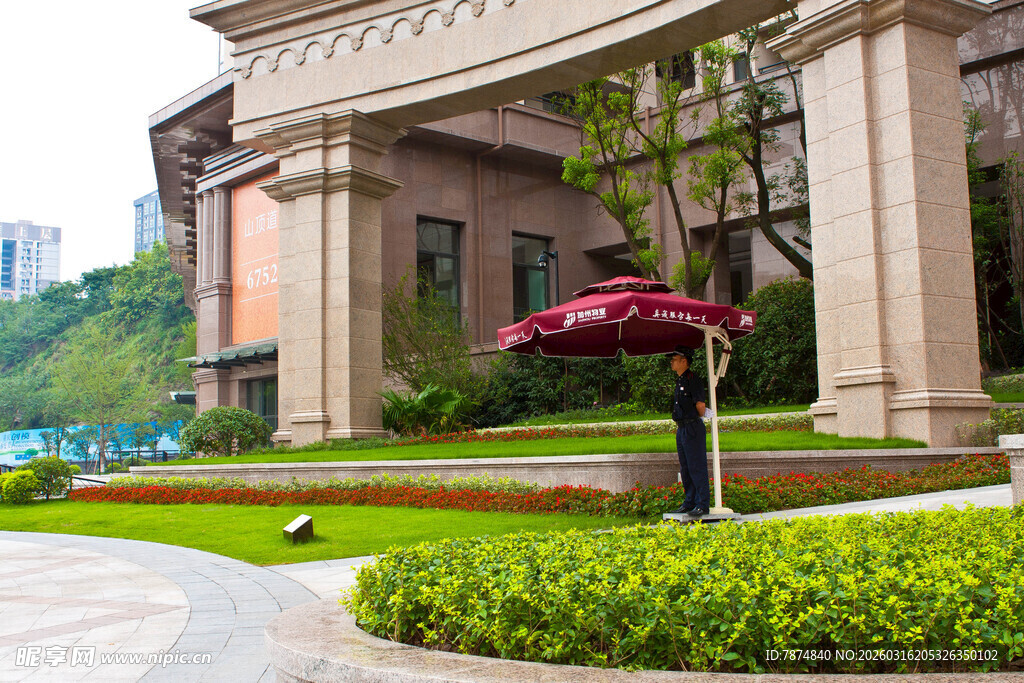 古典建筑旁的精致景观