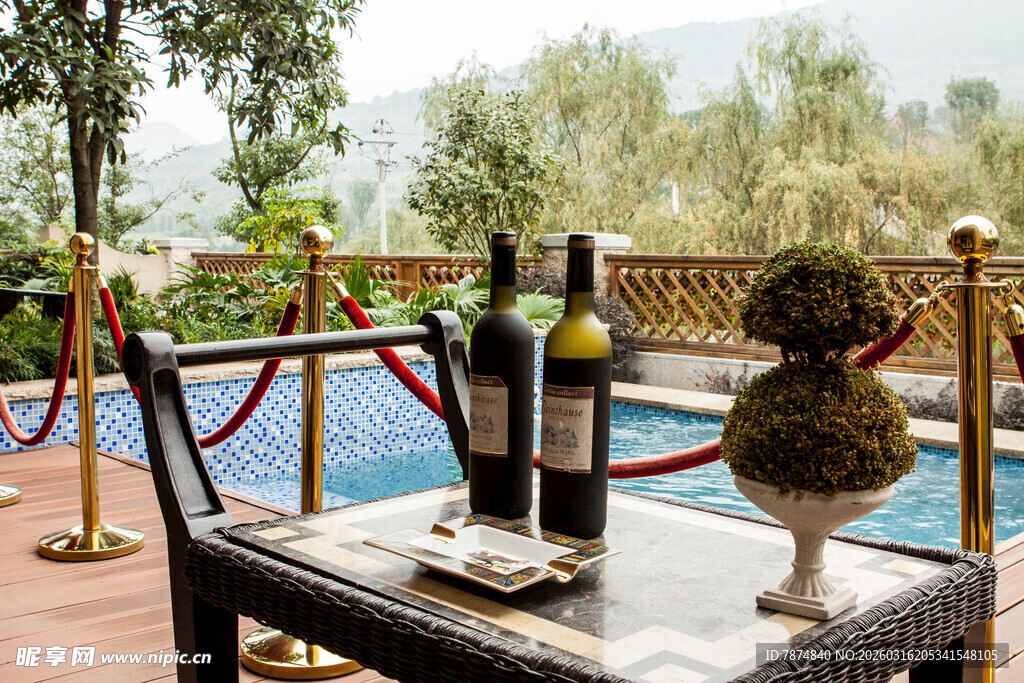 露台泳池边的惬意品酒时光