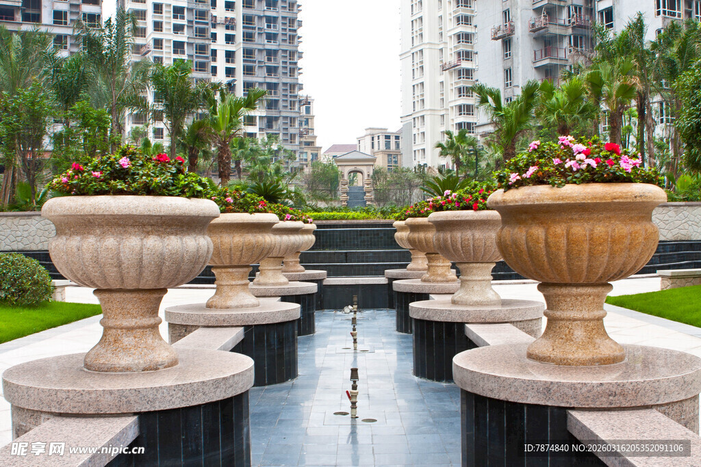 城市花园中的精致水景花盆