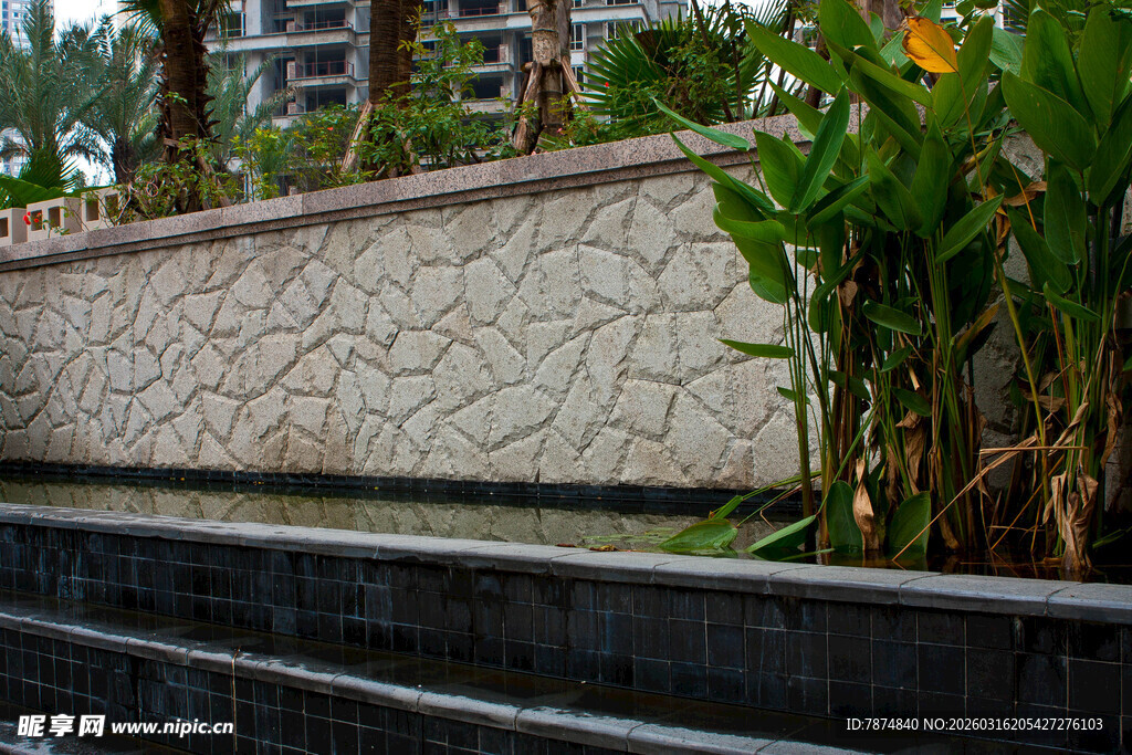 户外石墙旁绿植景观