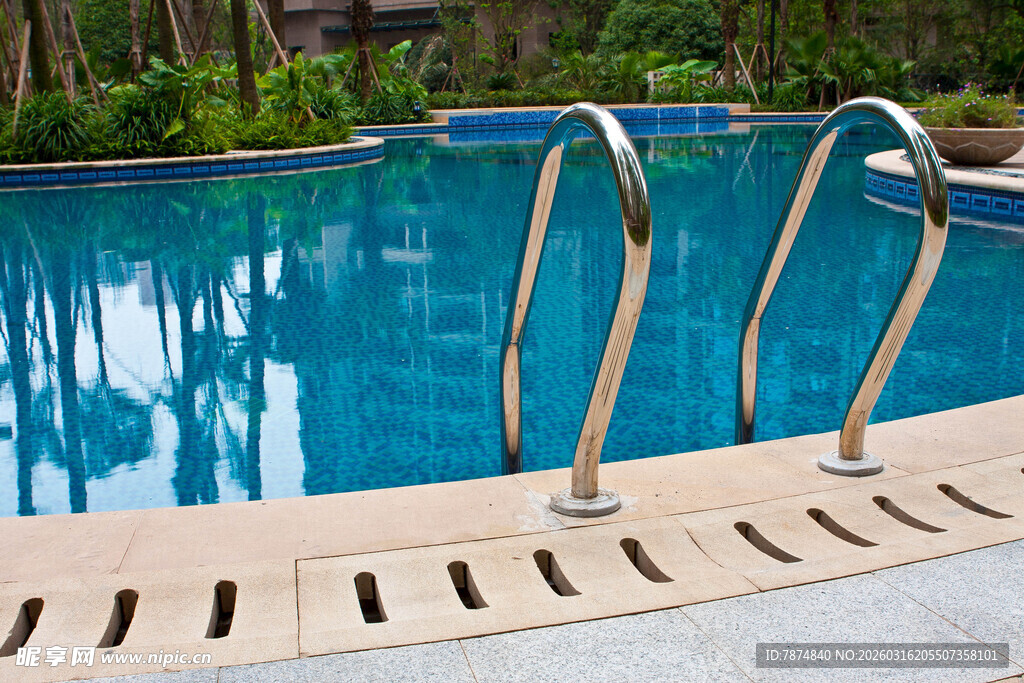 户外泳池及金属扶手特写