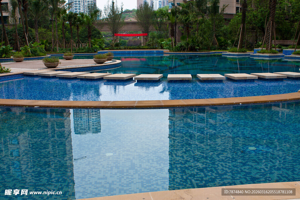 小区内的精致泳池景观