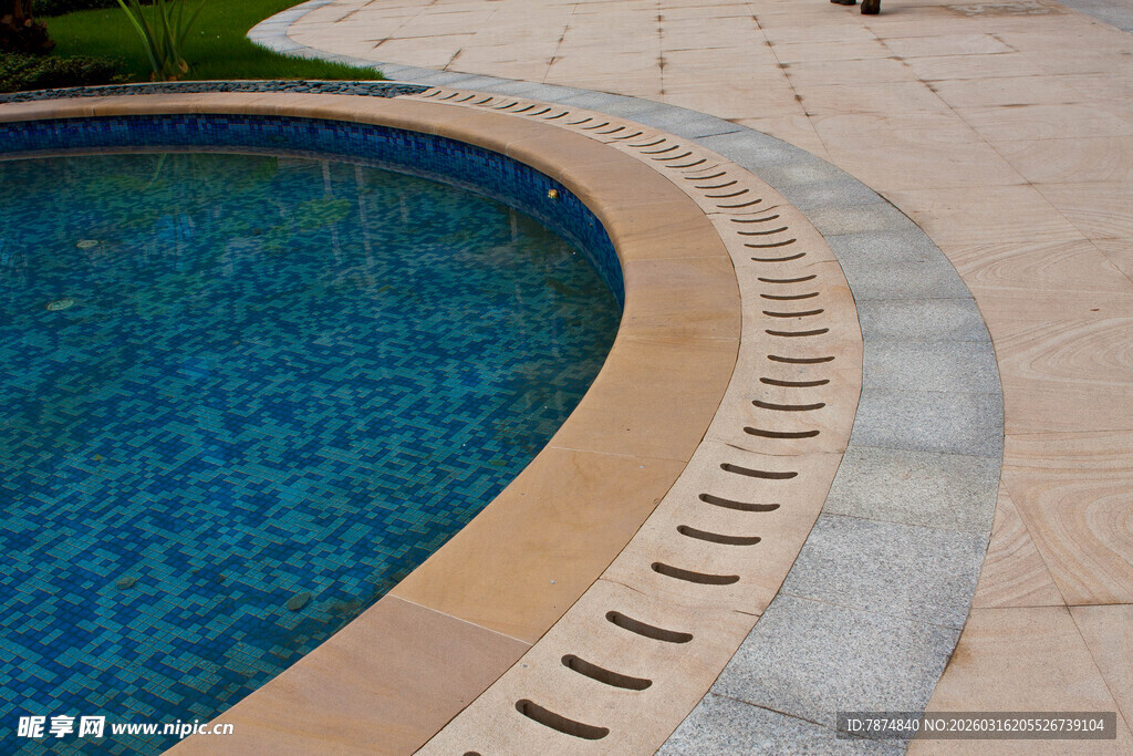 户外泳池边缘特写