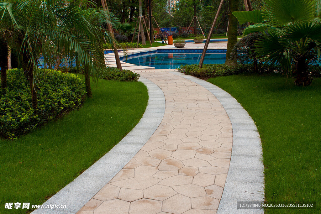 蜿蜒小径旁的花园泳池