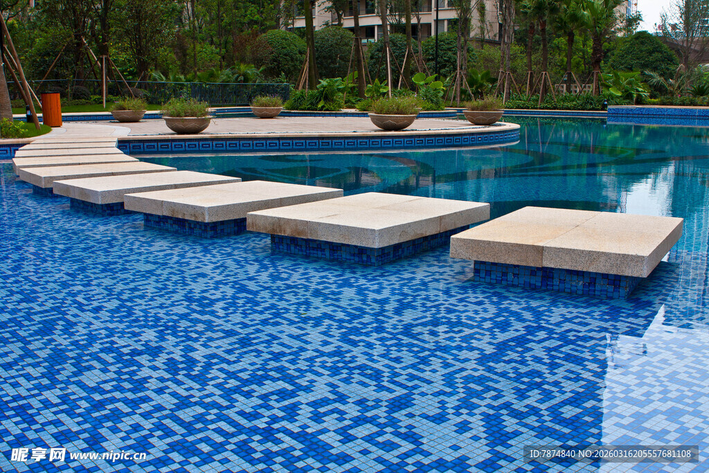 奢华泳池中的木质浮台