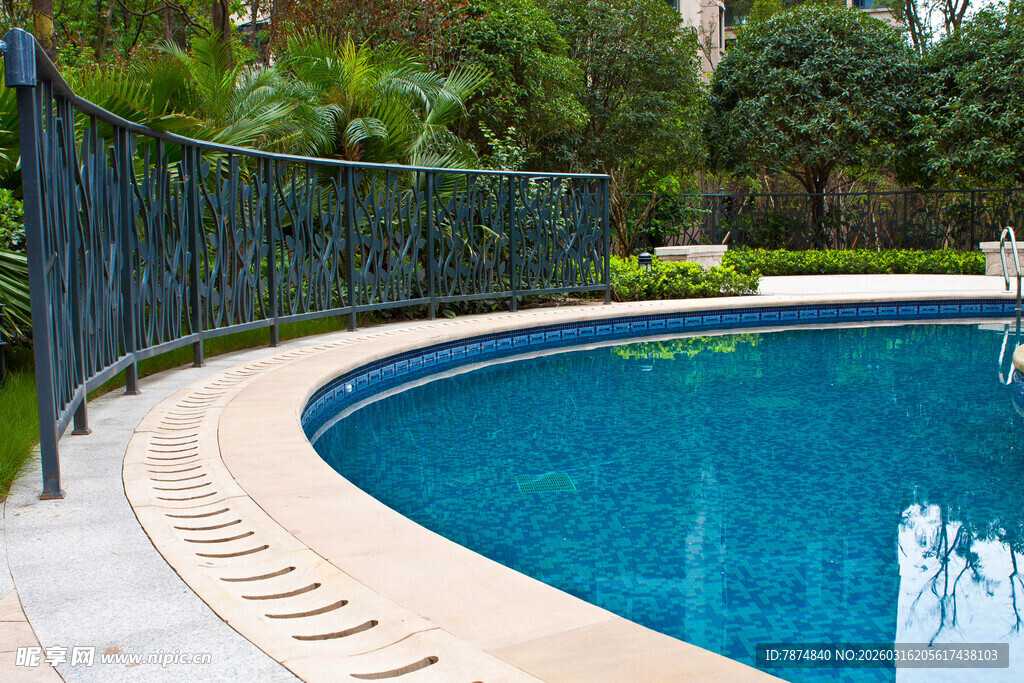 户外优雅弧形泳池景观