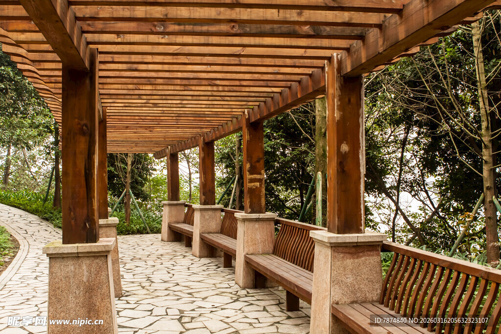 木质廊架旁的休闲长椅空间