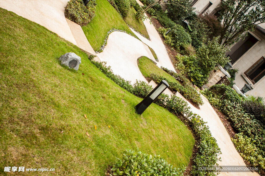 小区内的优美绿化景观