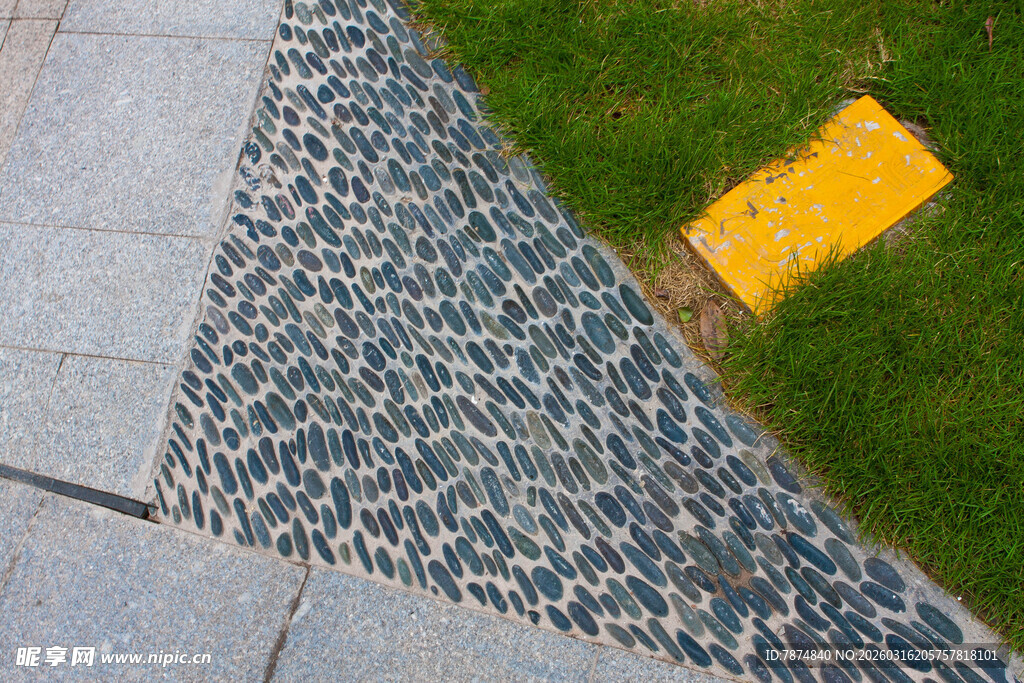 碎石铺就的别致路面角落