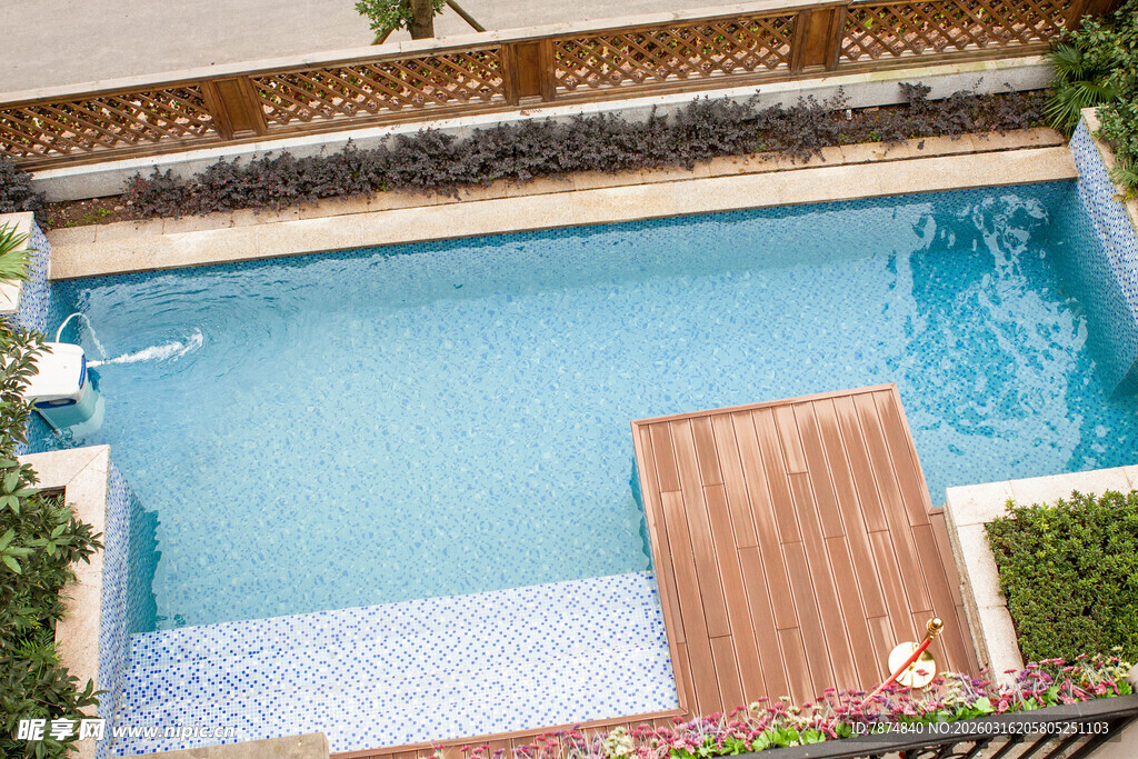 屋顶木质平台旁的清澈泳池