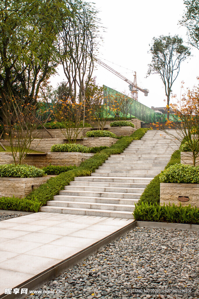 户外阶梯式绿植景观步道
