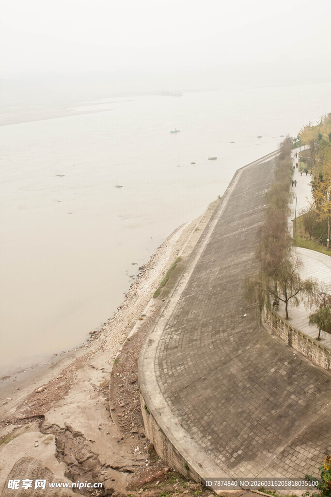 江边岸堤景象