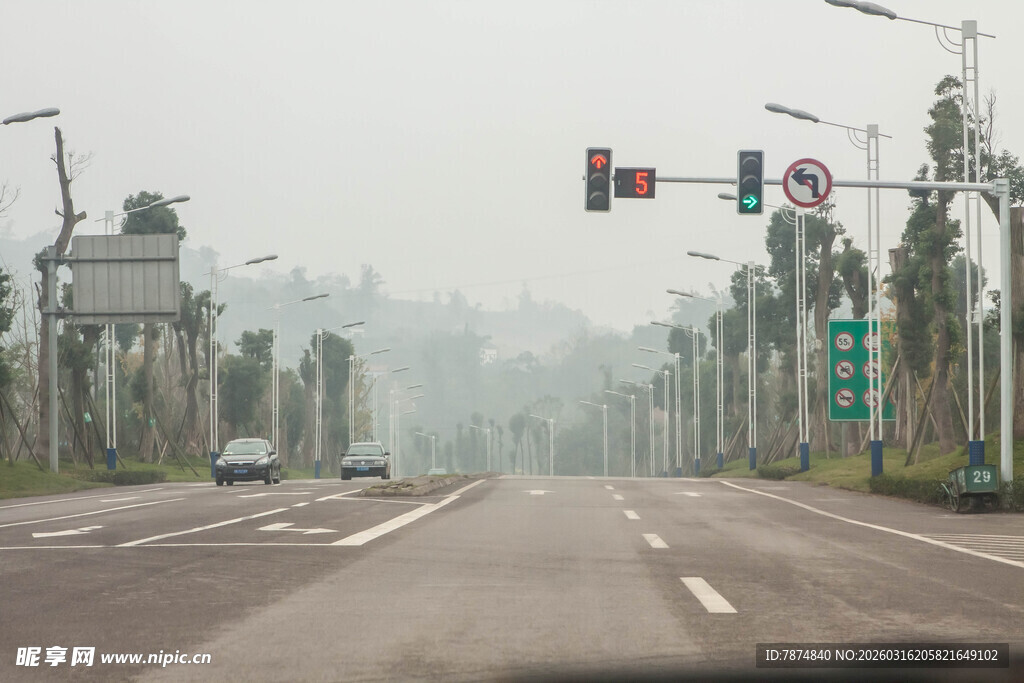 雾中城市道路交通景象