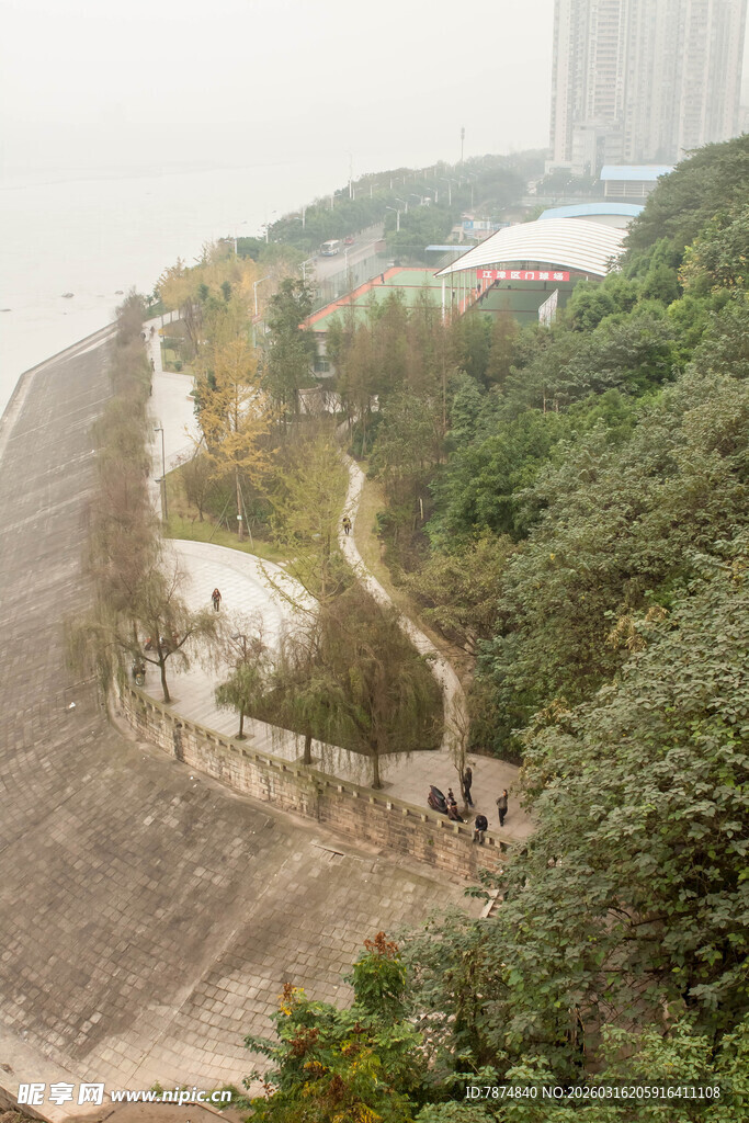 江边绿植环绕的观景步道