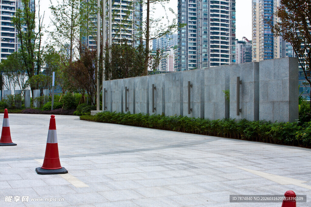 城市道路上的交通锥设施