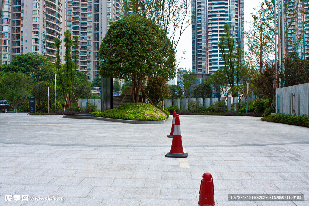 城市广场上的红色路障