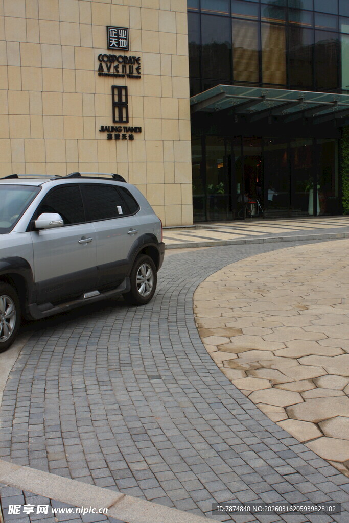 银色SUV停于建筑前