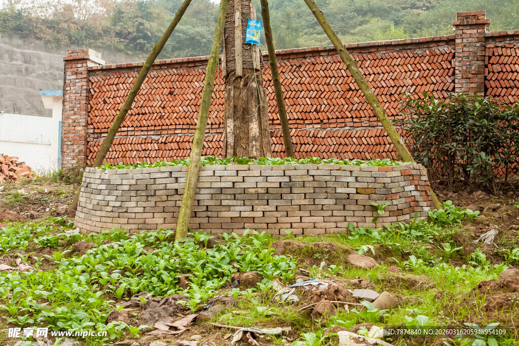 户外砖砌结构及周边绿植