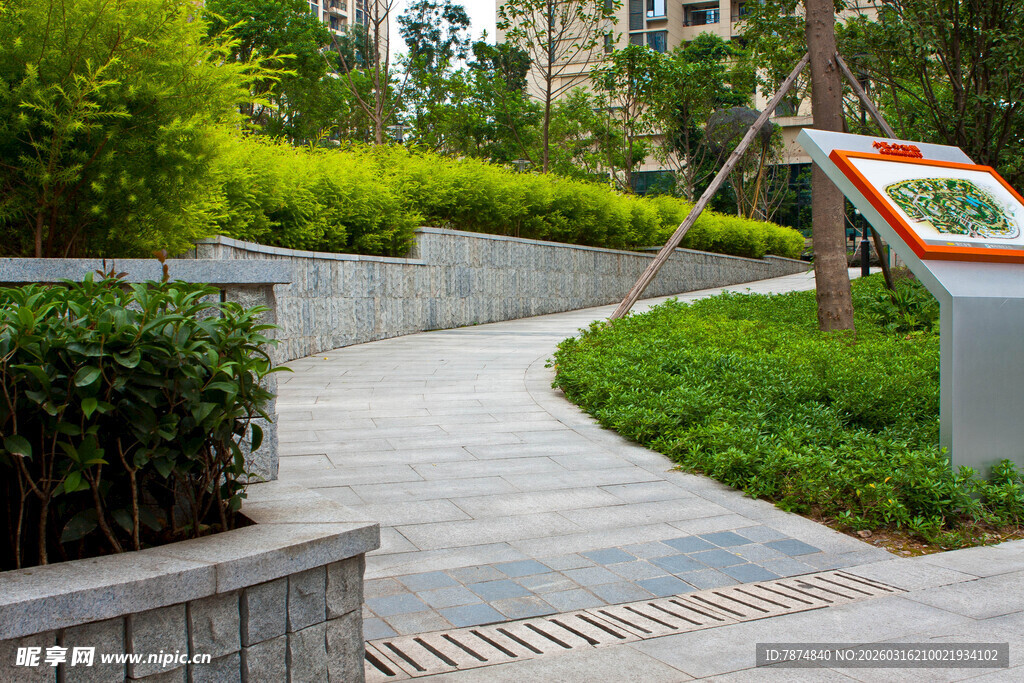 小区内的景观步道与标识