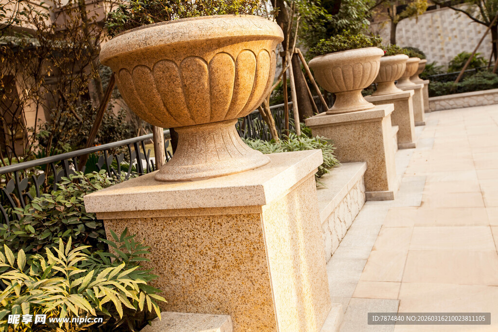 户外精美石制花盆景观