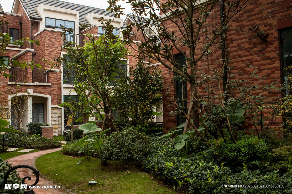 红砖住宅旁的绿植小径