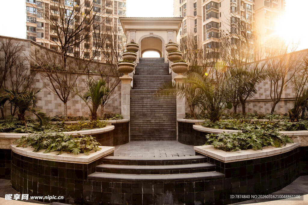 阳光洒落的精致庭院阶梯