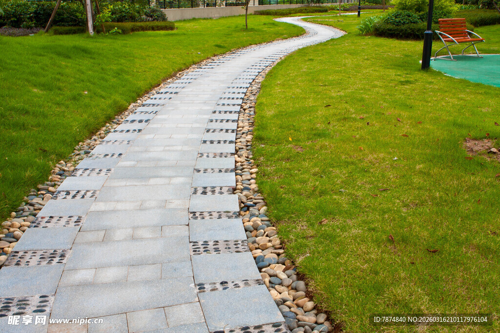 石板小径蜿蜒于绿茵间