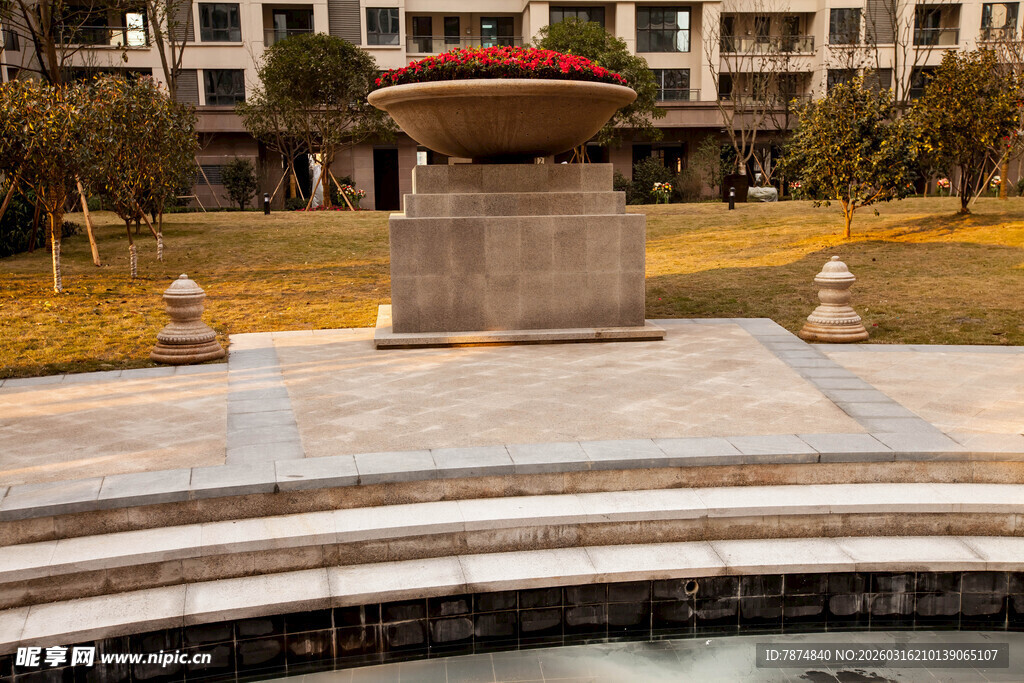 庭院中的精美喷泉景观