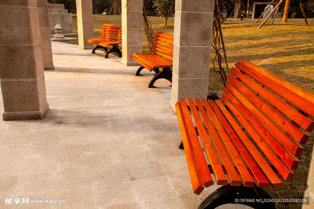 户外橙色长椅整齐排列