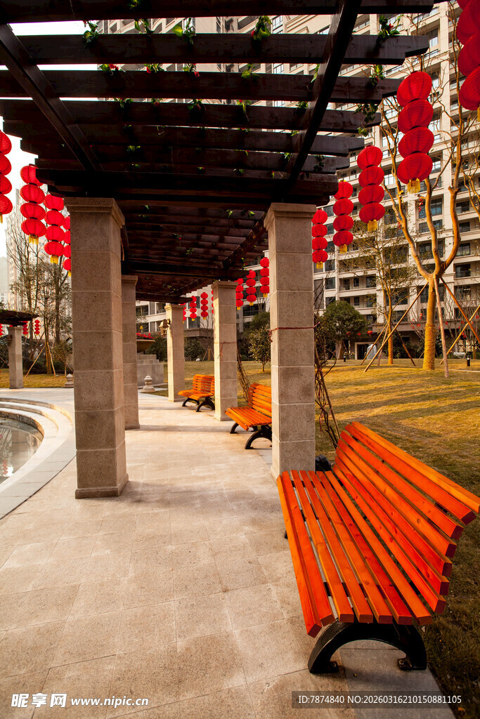 户外长廊下的橙色长椅