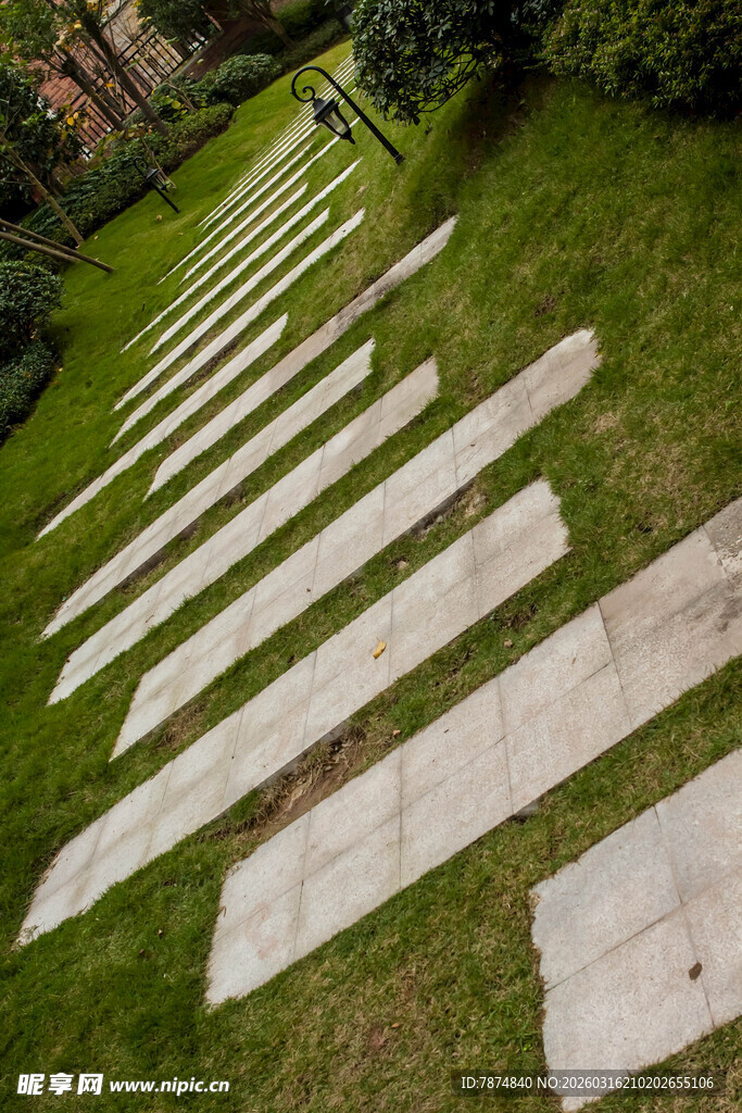 石板小径穿行于翠绿草地