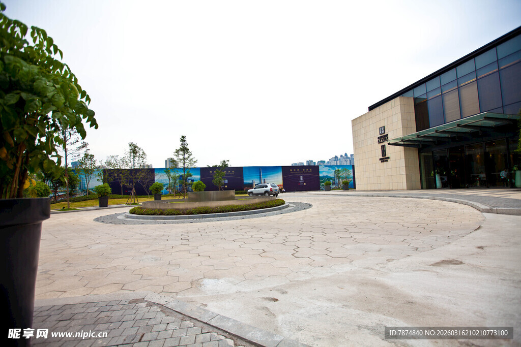 户外彩色建筑旁的开阔场地