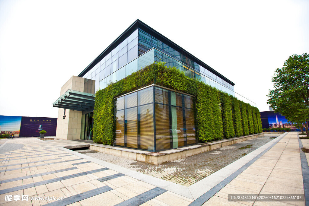 现代绿植覆盖的时尚建筑