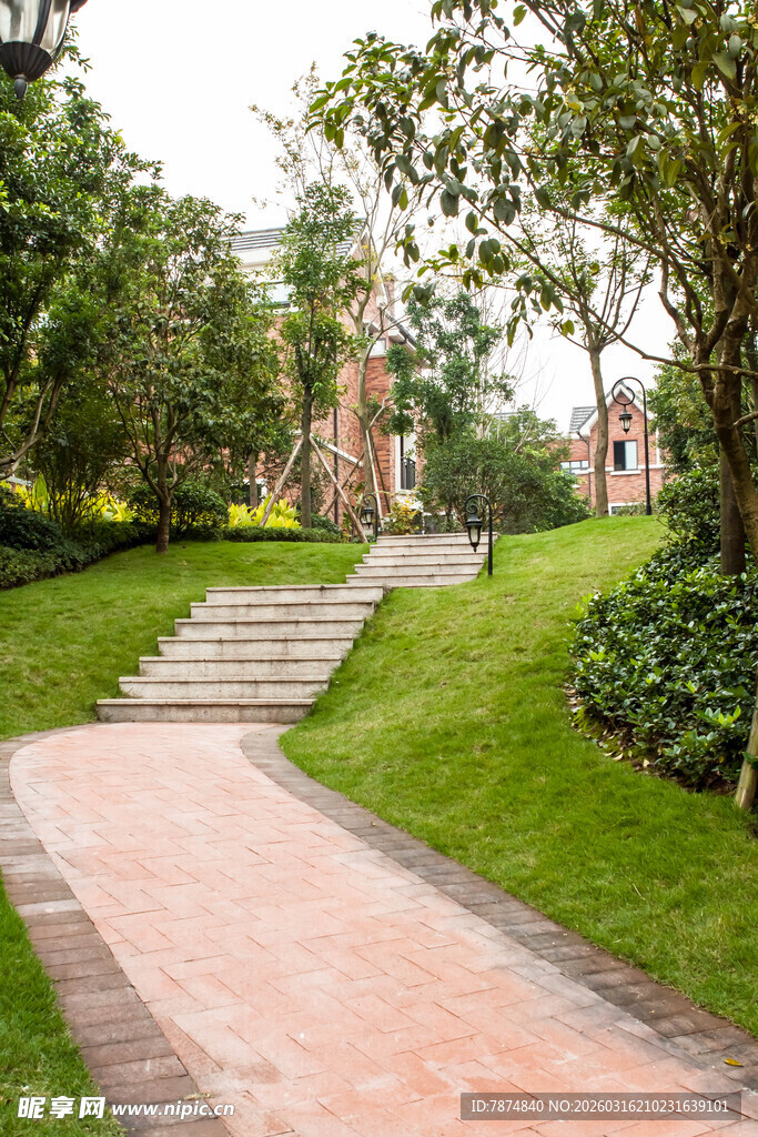 公园中的蜿蜒砖石步道