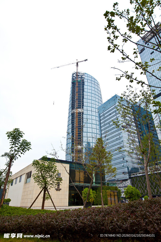 城市在建高楼与周边景致