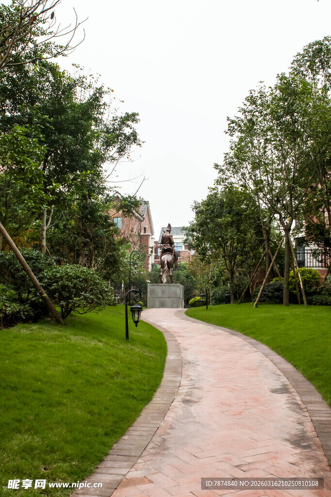 小区内的砖石小径与绿植