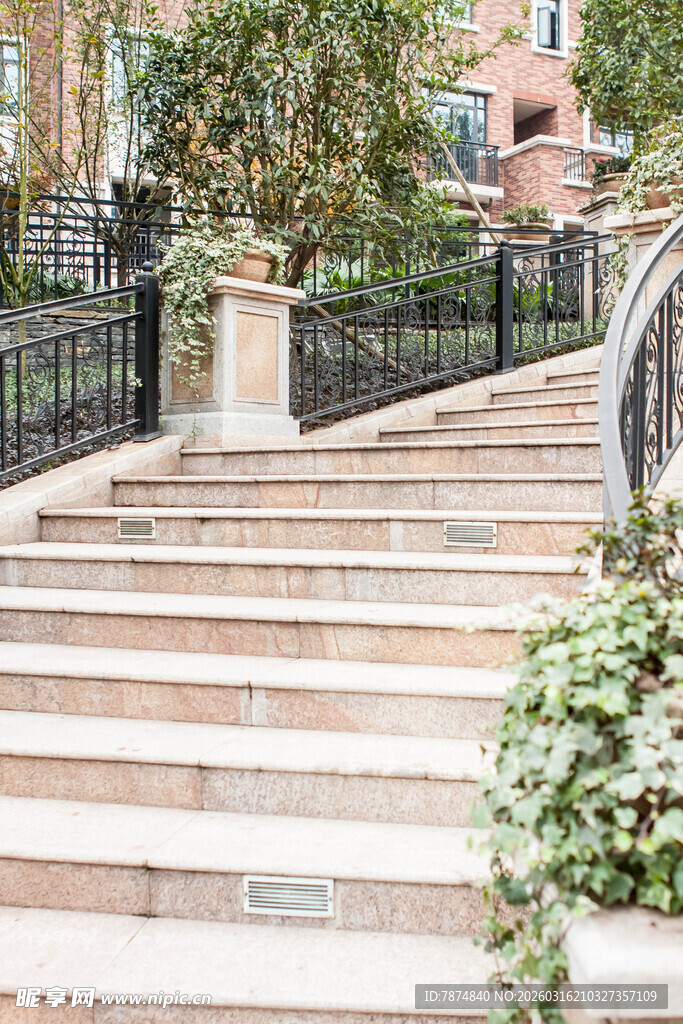 户外精致石阶与绿植景观