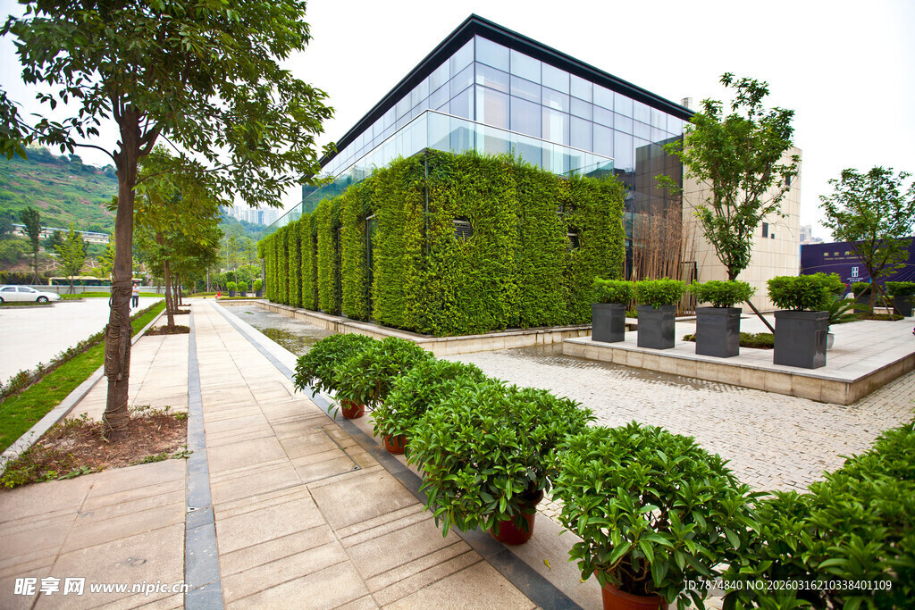 现代绿植环绕的户外建筑景观